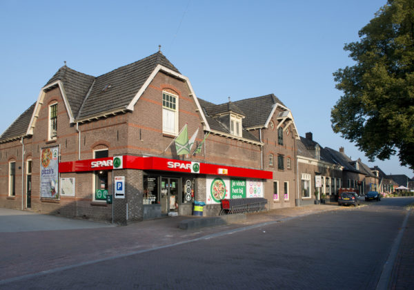 Hummelo Dorpsstraat 20 en 20a Winkel Woonhuis Pakhuis