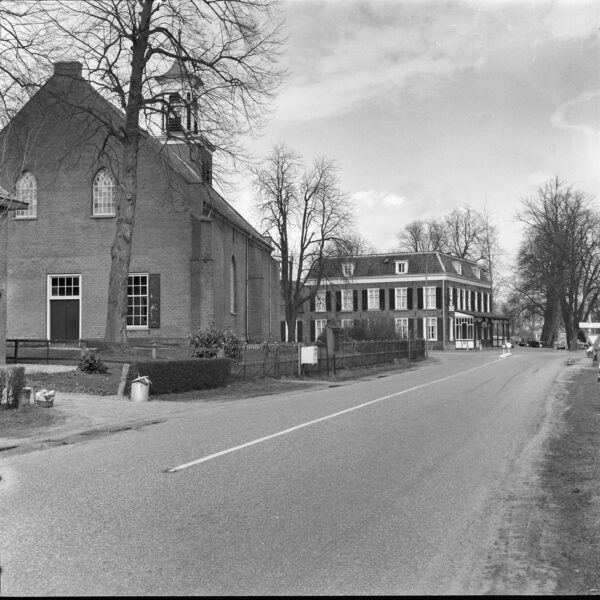 Hummelo Dorpsstraat 22 N.H. Kerk en Gouden Karper