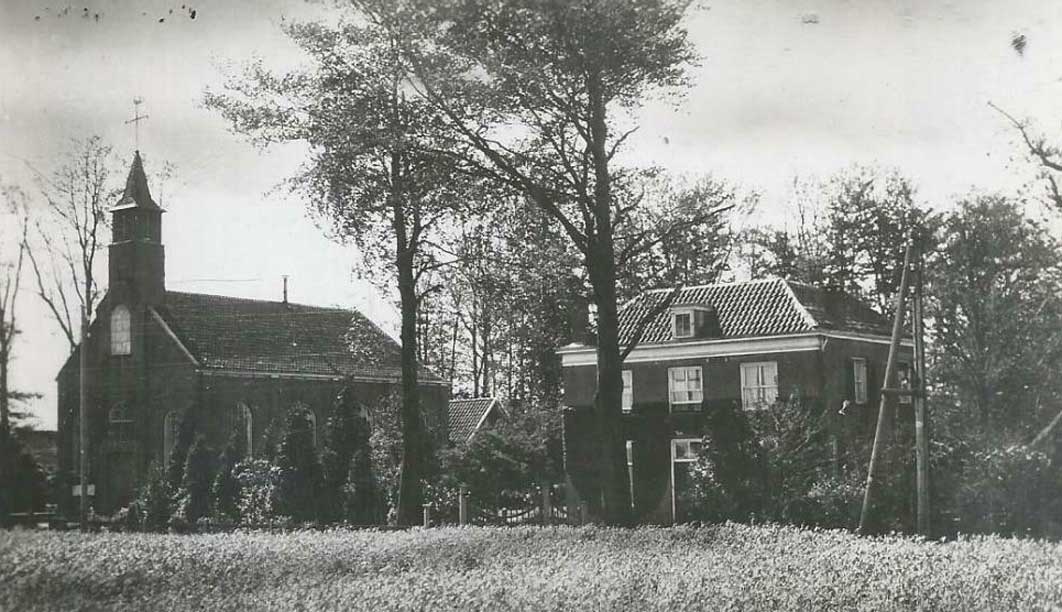 Halle Voormalige Ned. Herv. Kerk met Pastorie circa 1930